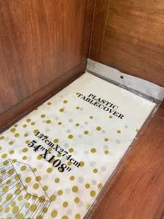 شرشف طاولة ذهبي منقط