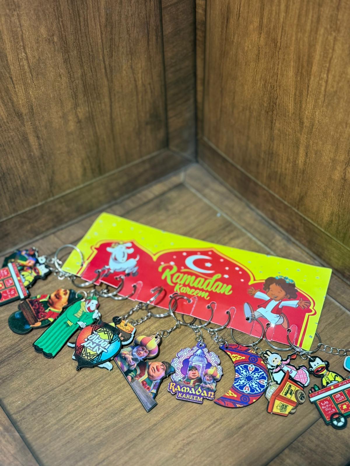 مداليات خشب على شكل شخصيات رمضانية منوعة