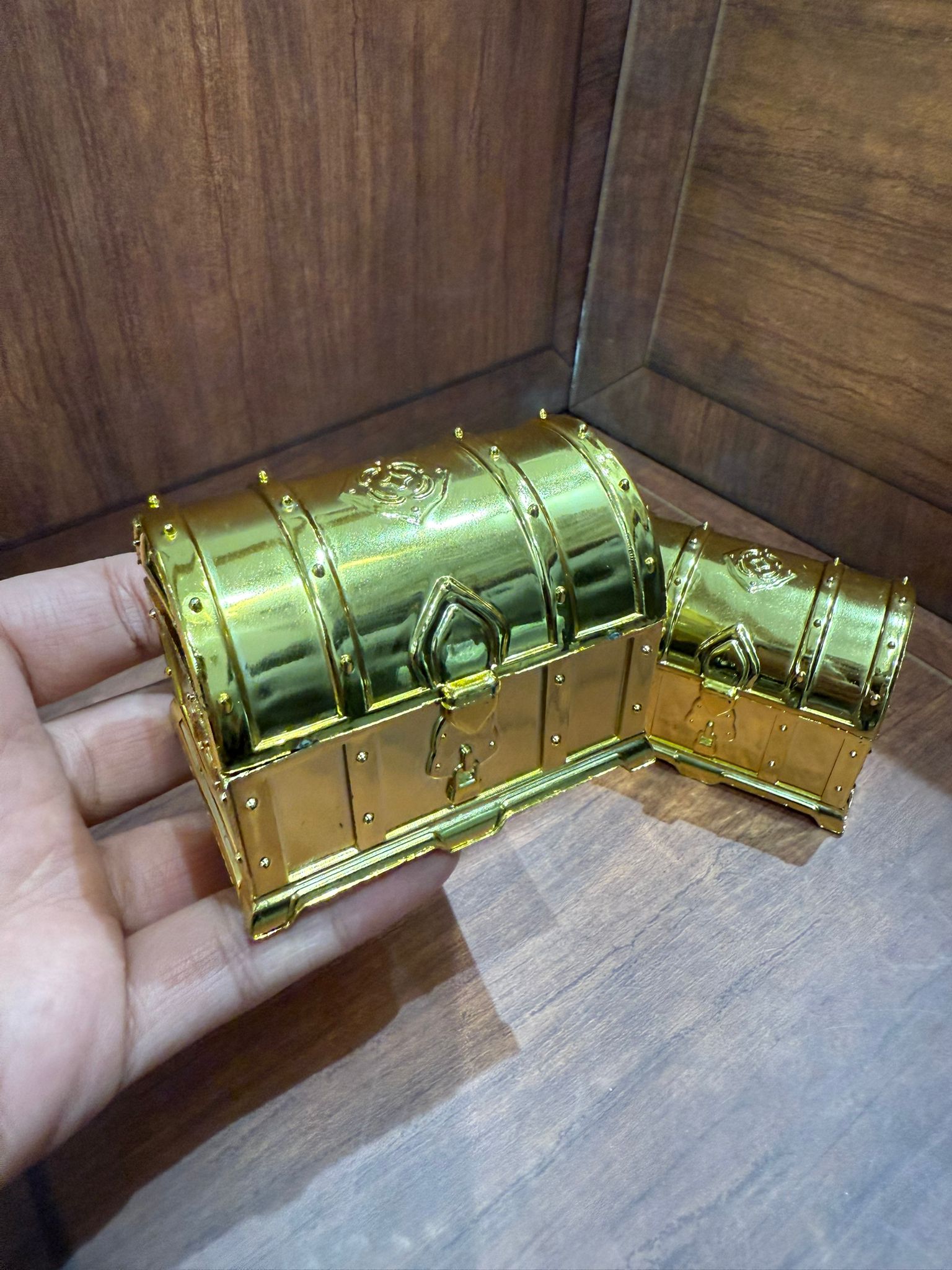 توزيعات صندوق بلاستك ذهبي و فضي (كل 12 توزيعة )