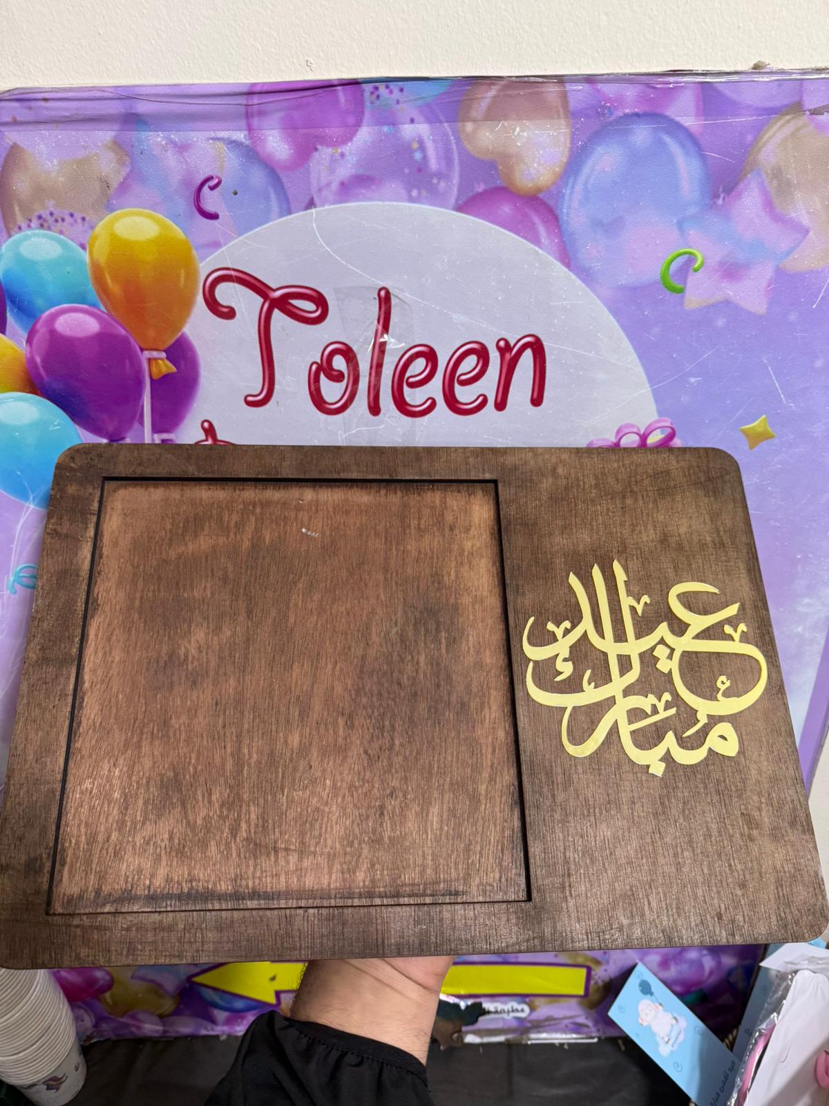 مضيفة خشبية بلون الخشبي المميز مع اكريلك لميع