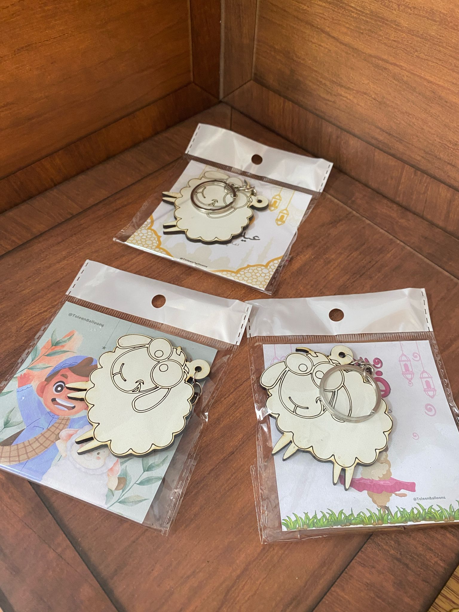 مداليات خشب خروف مغلفات