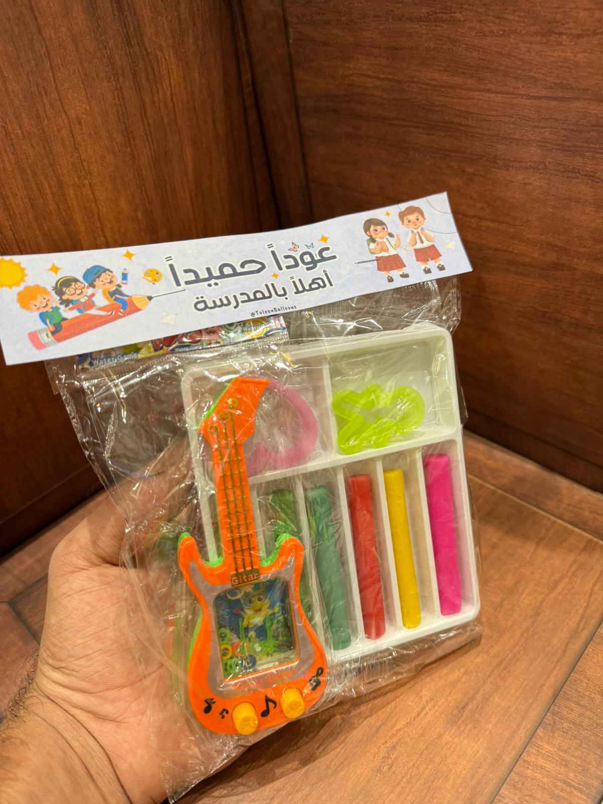 لعبة المعجونة مع لعبة الجيتار مع تغليف