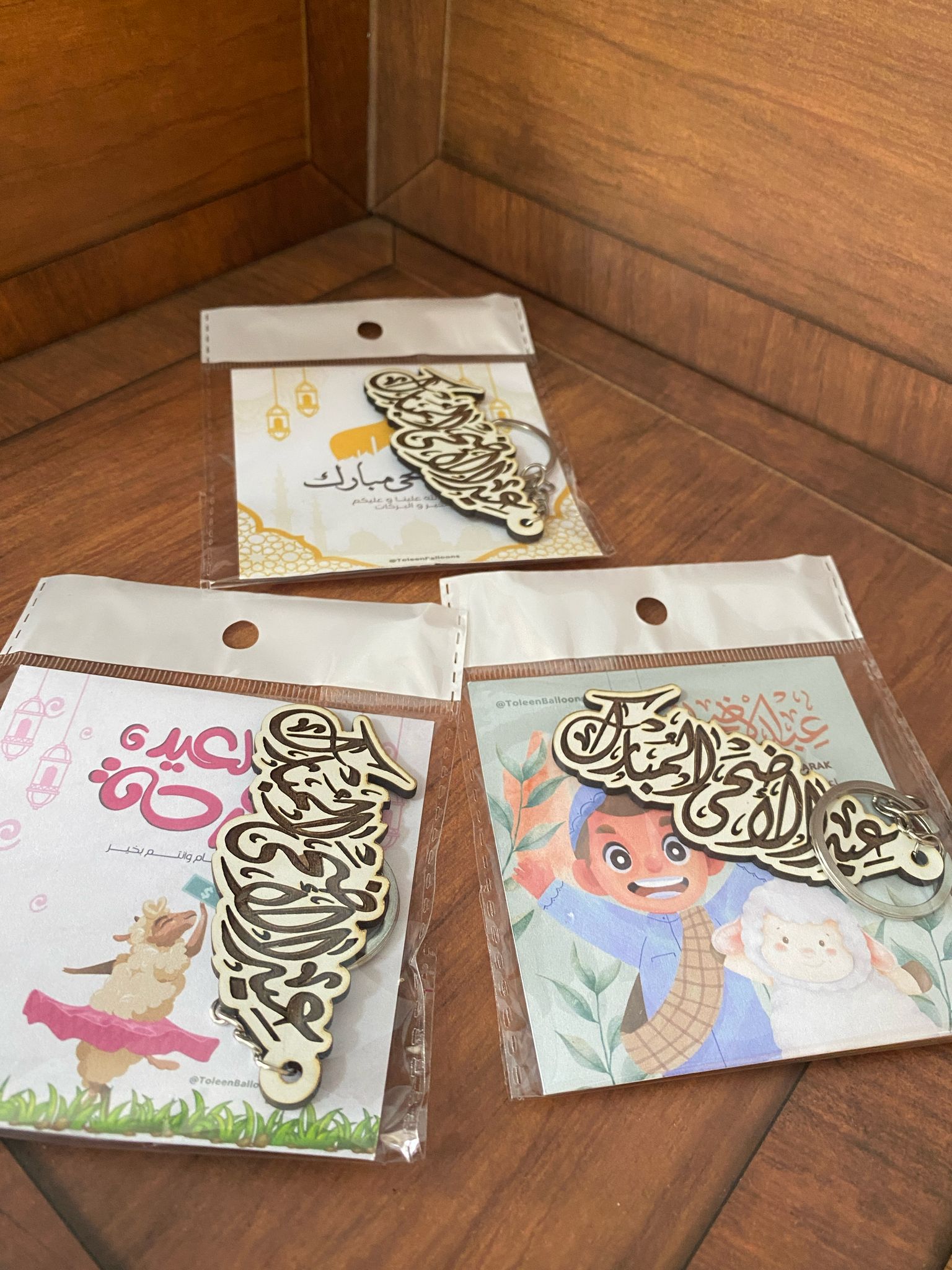 مدالية خشبية مع بطاقة للعيد وتغليف