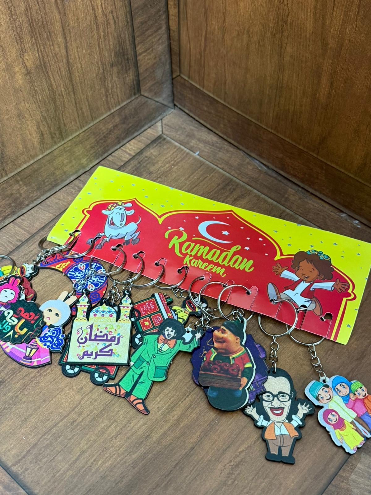 مداليات خشب على شكل شخصيات رمضانية منوعة