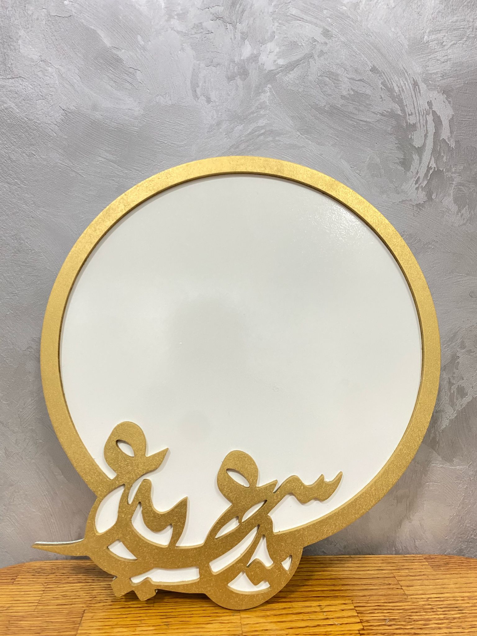 مضيفة خشب دائرية ثقيلة لون أبيض