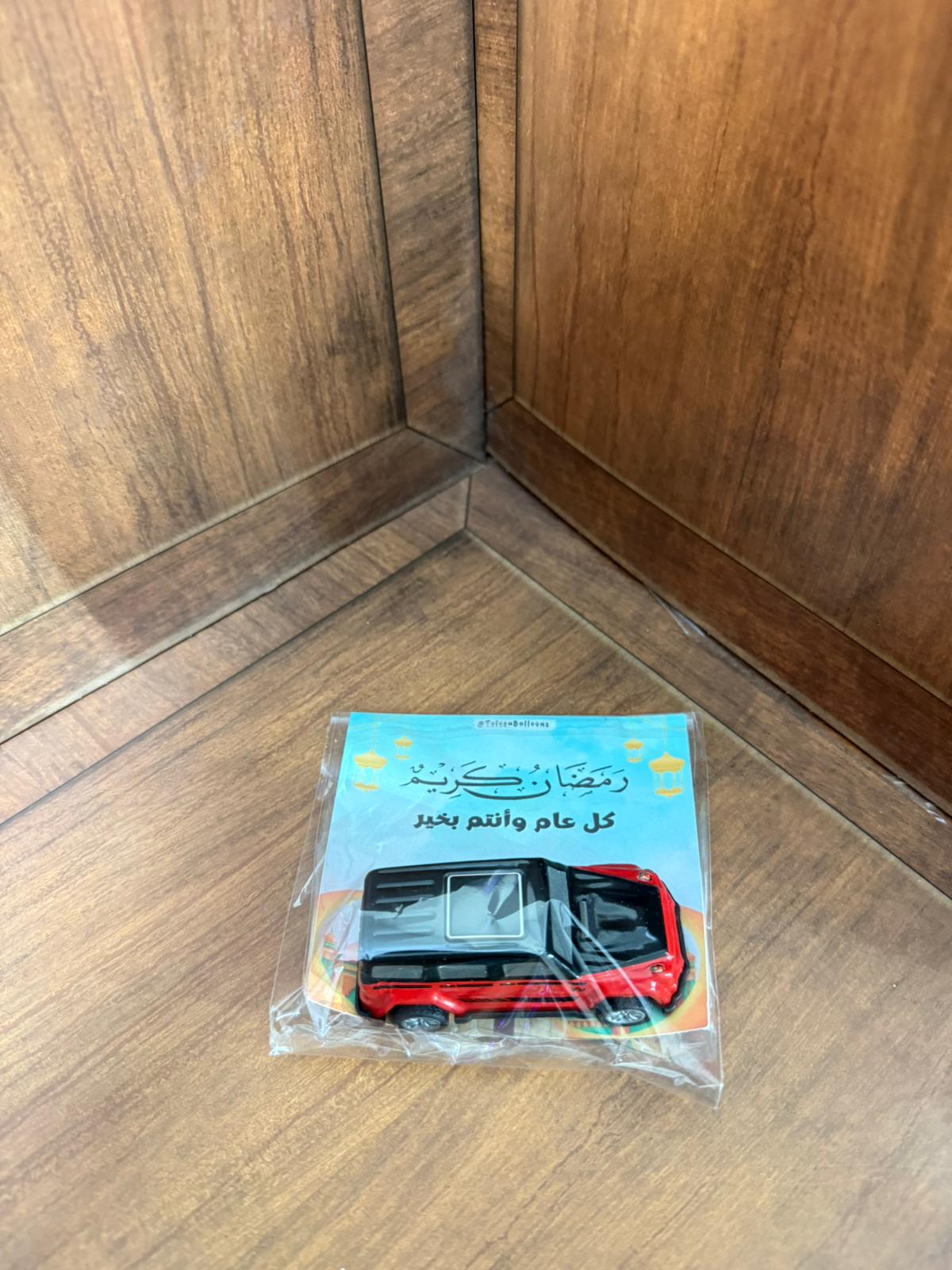 لعبة سيارة معدن مع بطاقة لرمضان مع تغليف