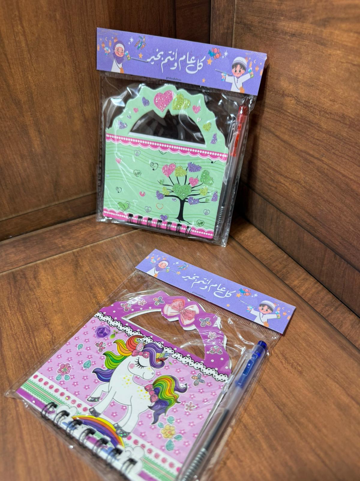 دفتر نوت مع قلم مع تغليف لعيد الفطر