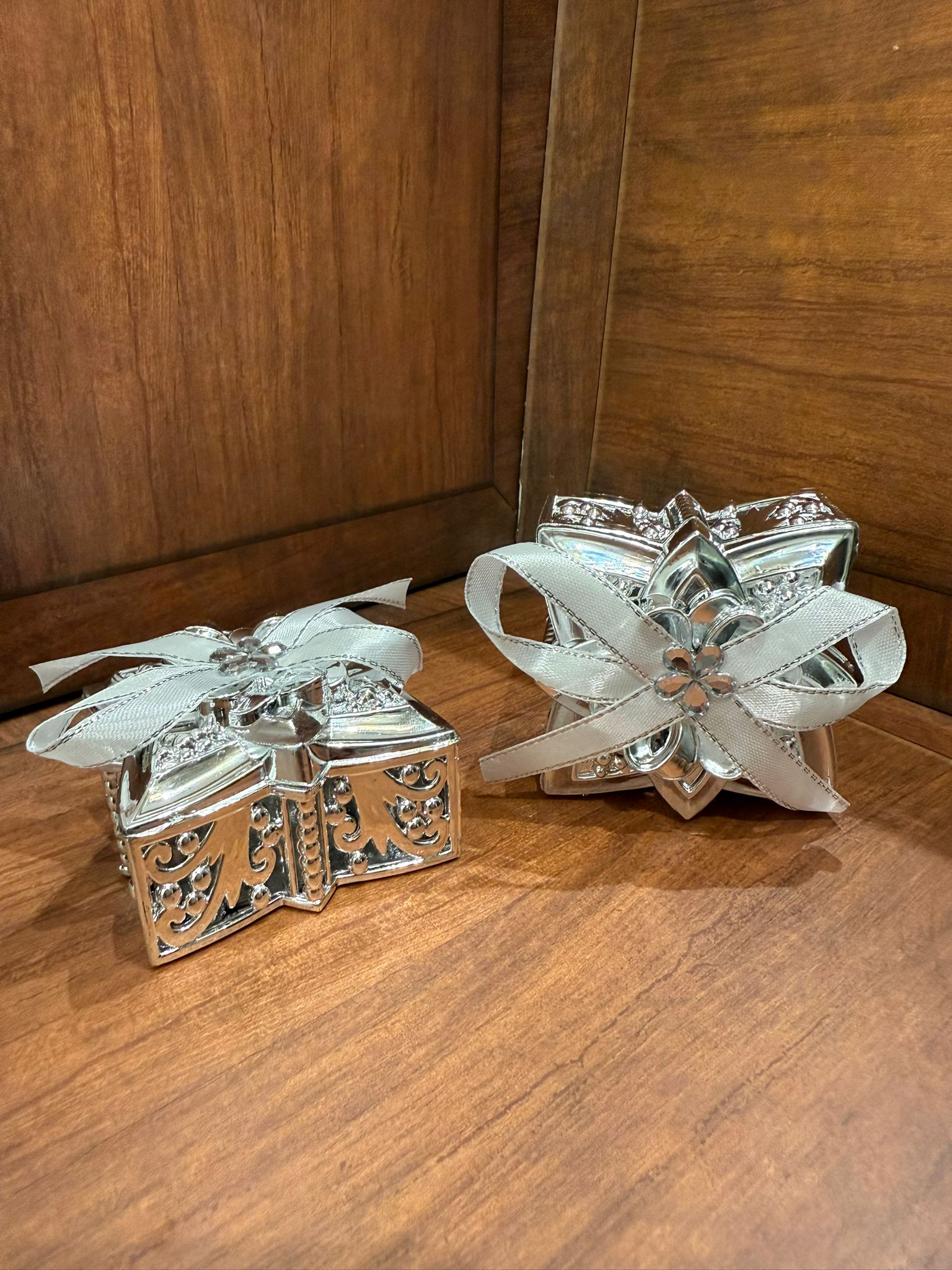 توزيعات بلاستك ذهبي و فضي (كل 12 توزيعة )