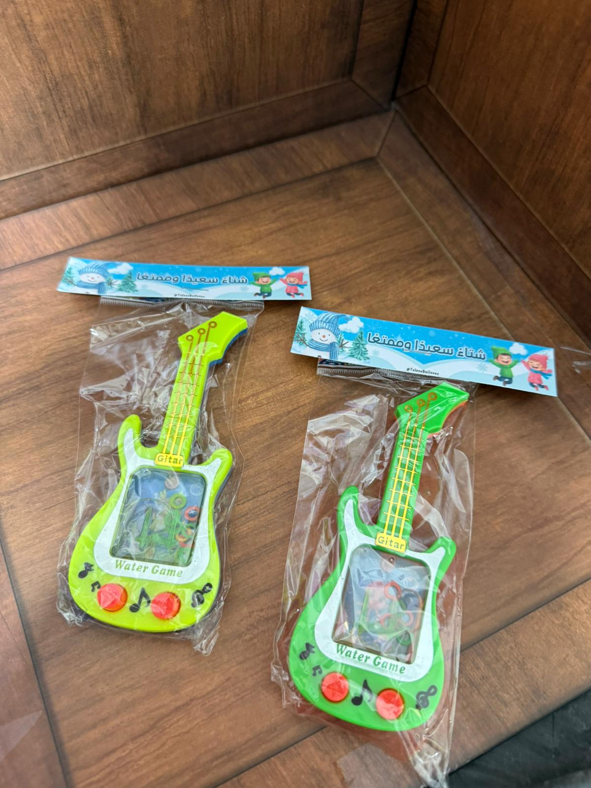 لعبة الجيتار مع تغليف لشتاء