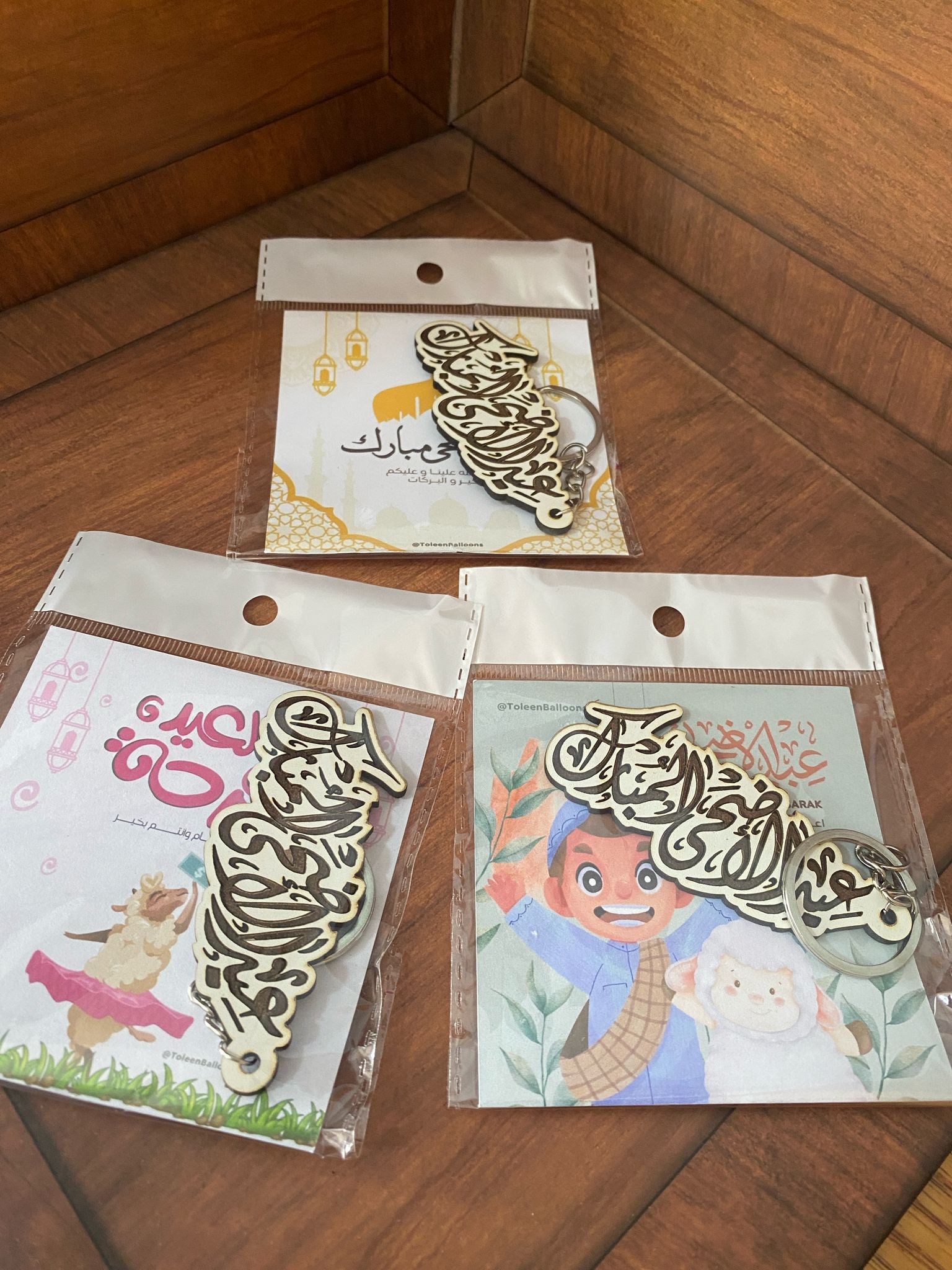 بطاقة مع مدالية خشب بلون الابيض مع تغليف