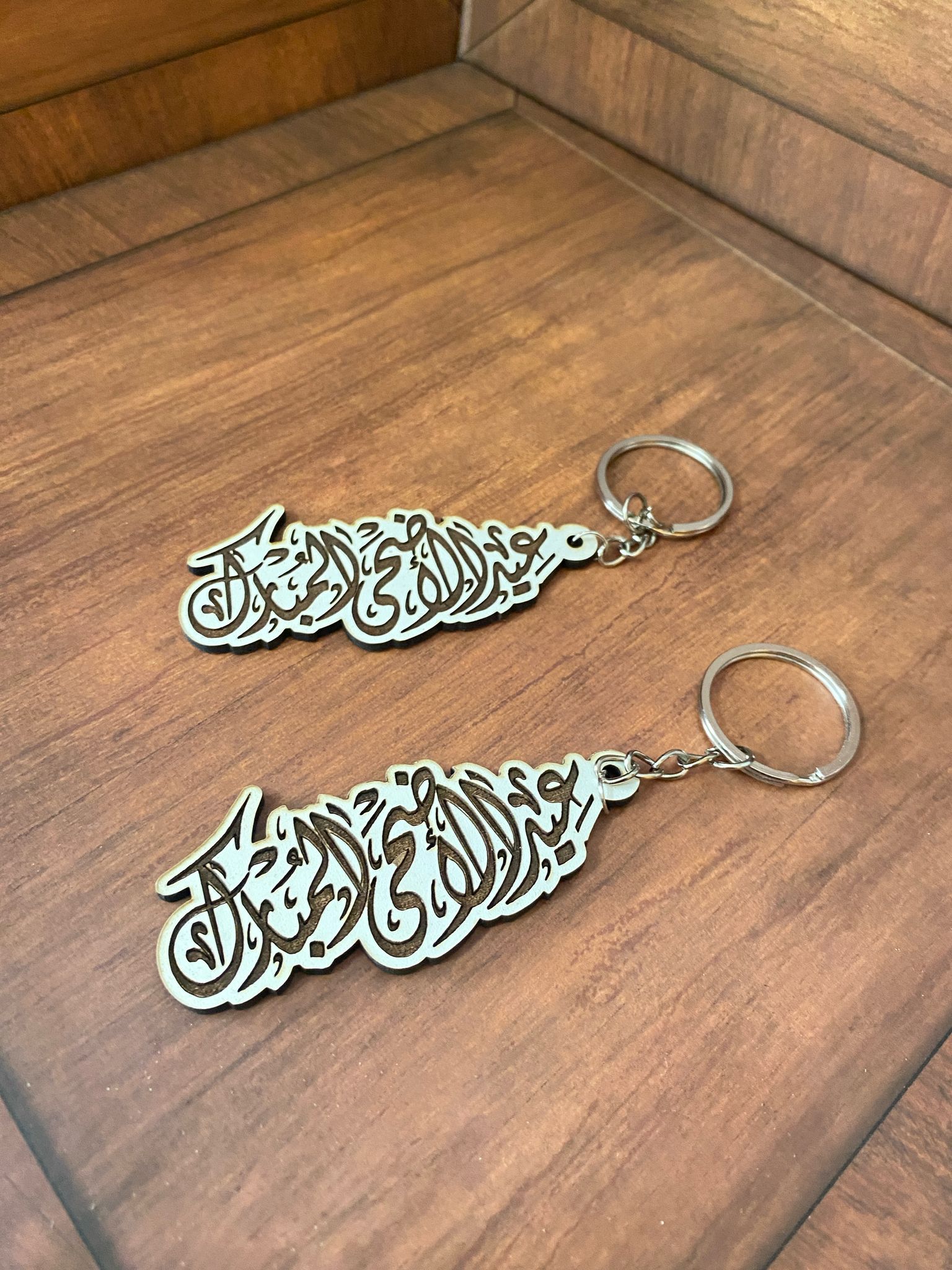 مداليات خشب بلون الابيض لعيد الأضحى