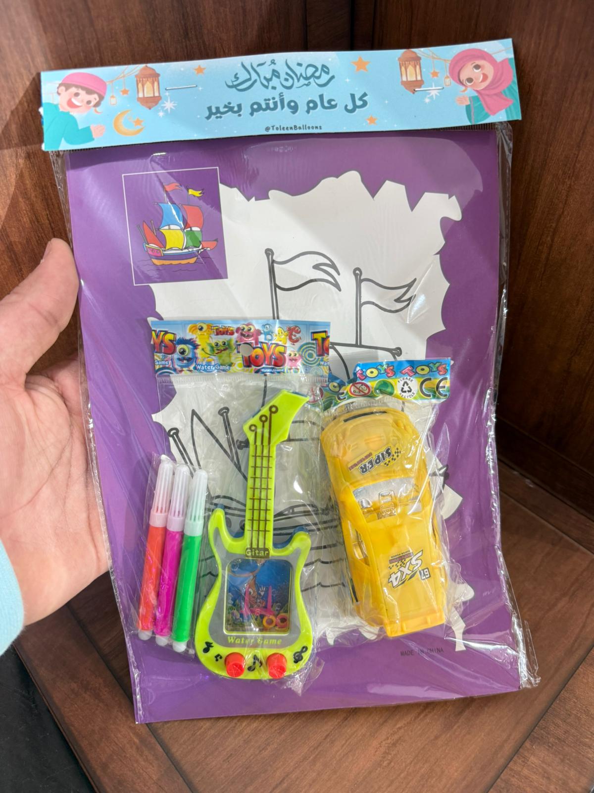 بطاقة تلاوين مع لعبة سيارة مع لعبة الجيتار مع تغليف