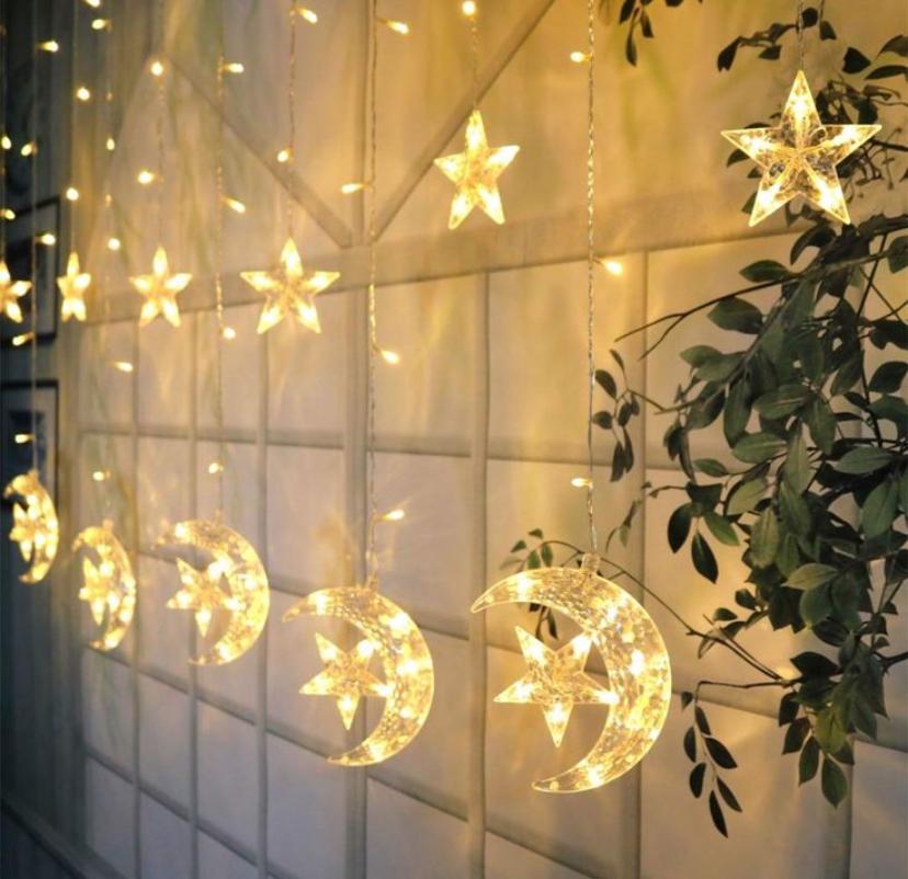 شلال هلال ونجوم مضيء