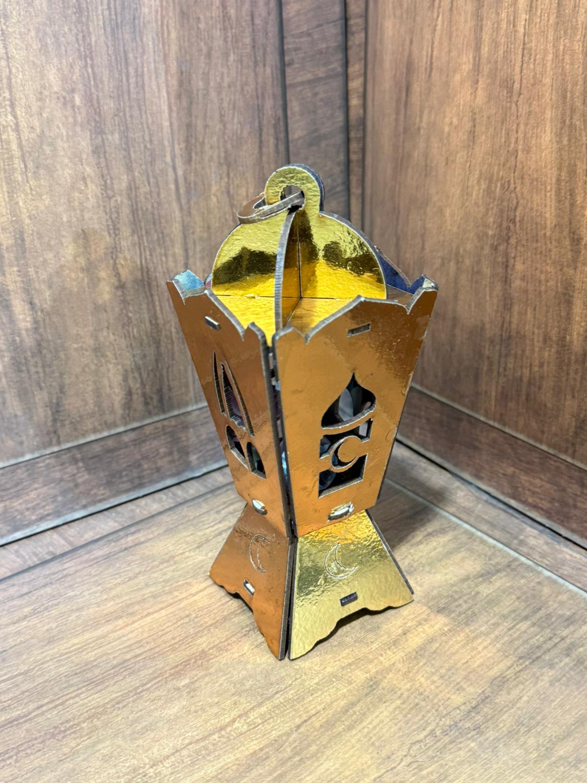 فانوس خشب حجم وسط مضيء