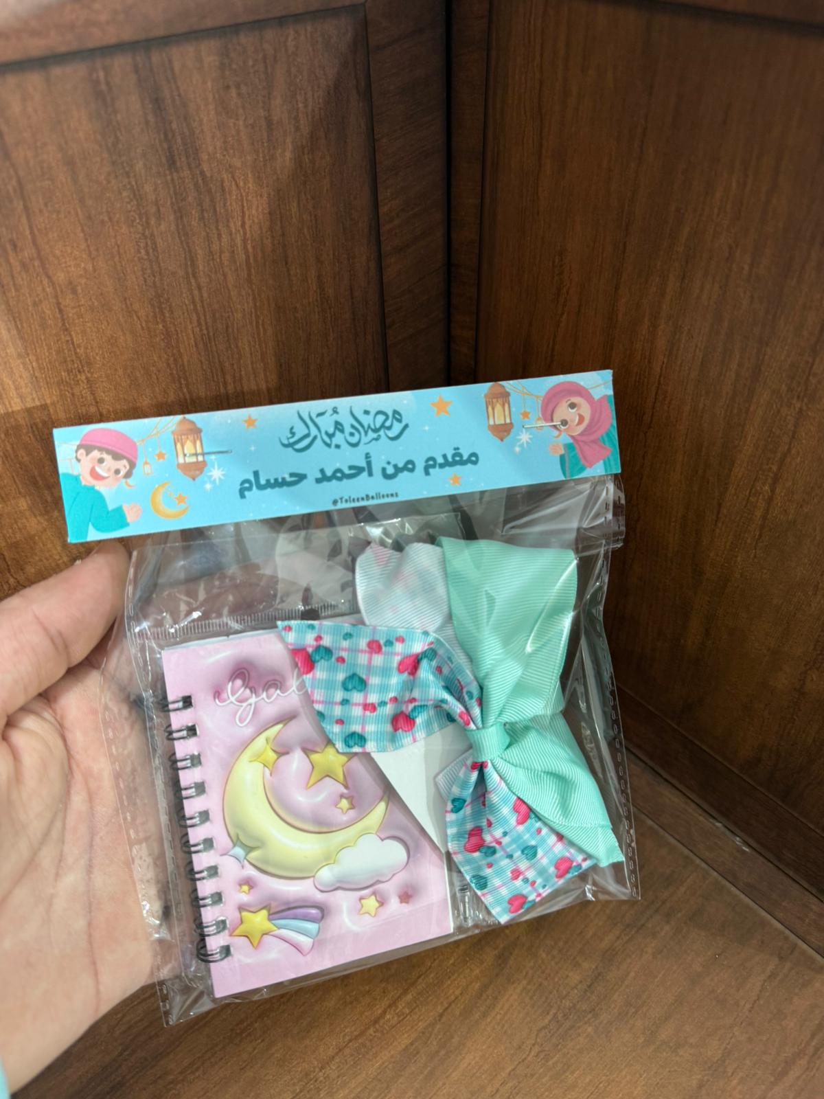 دفتر ملاحظات مع قلم مع ربطة شعر (إمكانية كتابة الاسم)