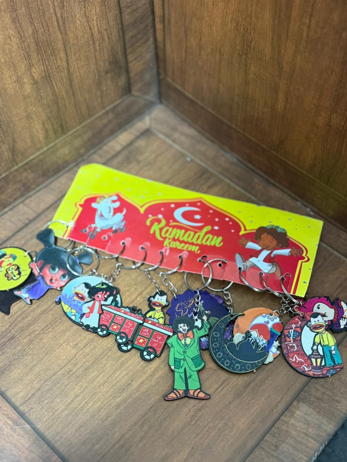 مداليات خشب على شكل شخصيات رمضانية منوعة