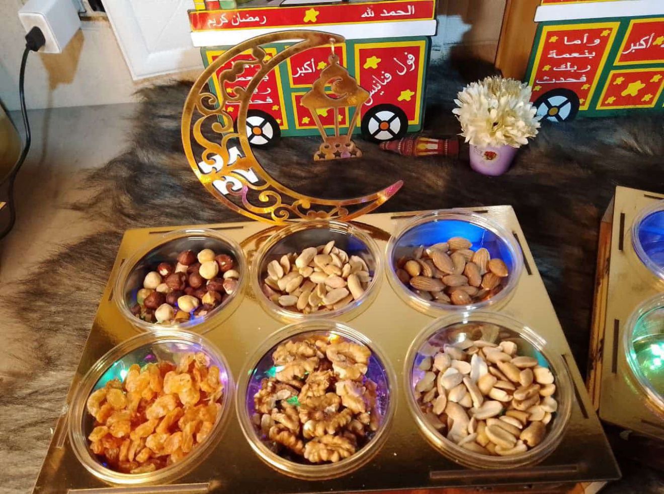 مضيفة رمضان خشبية بلون الذهبي مع 6 علب