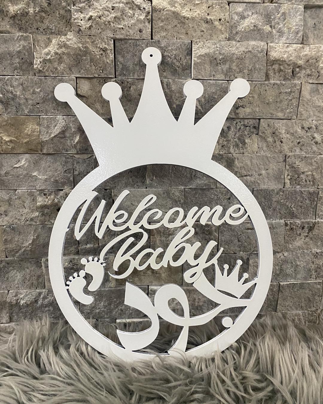 تعليقة خشب شكل التاج بلون الأبيض