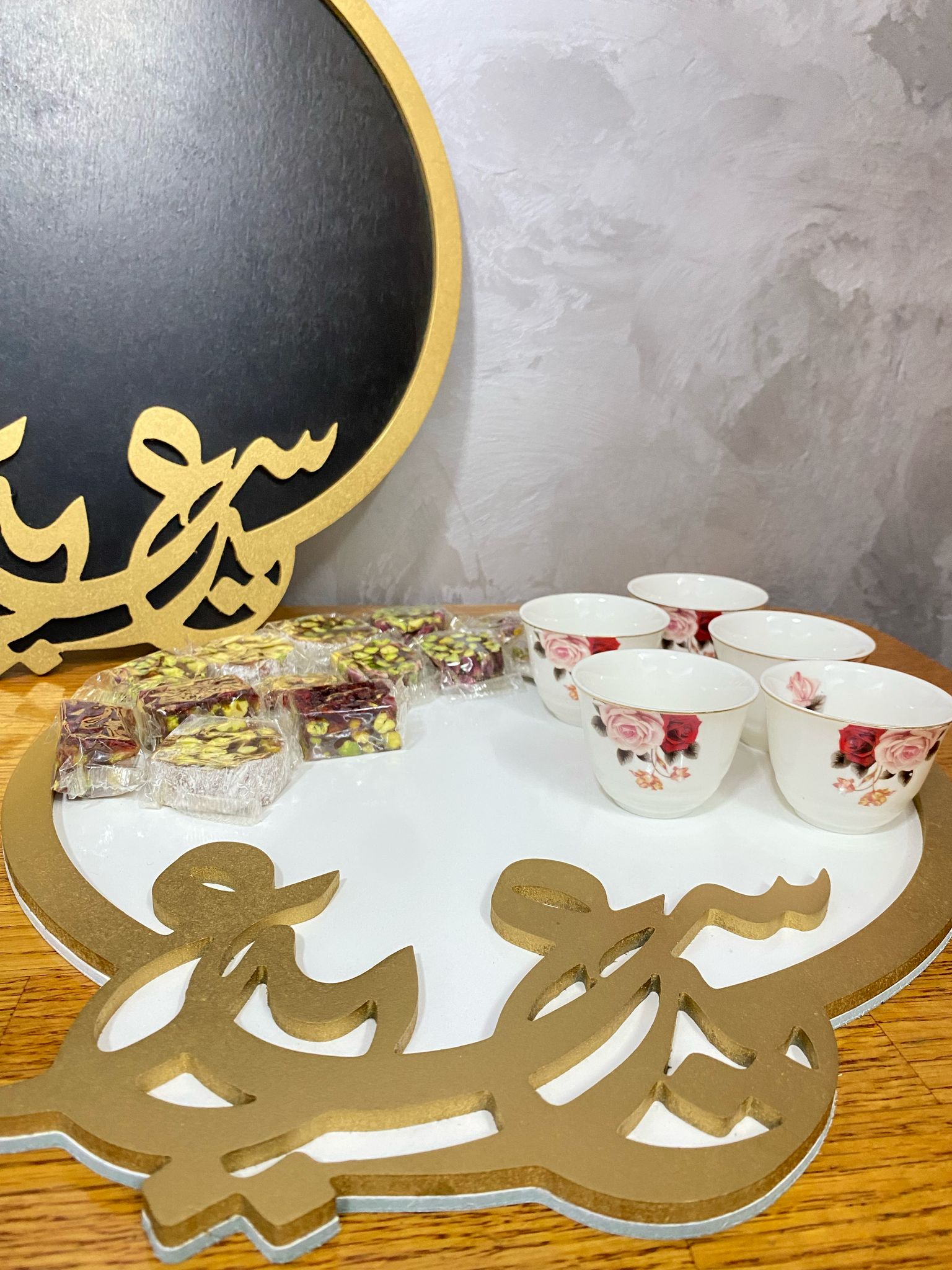 مضيفة خشب دائرية ثقيلة لون أبيض