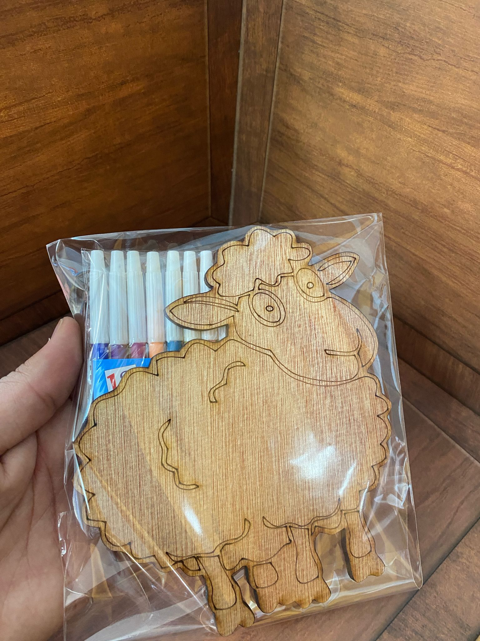 خشبة تلاوين شكل خاروف مع بكيت اقلام وتغليف حجم كبير