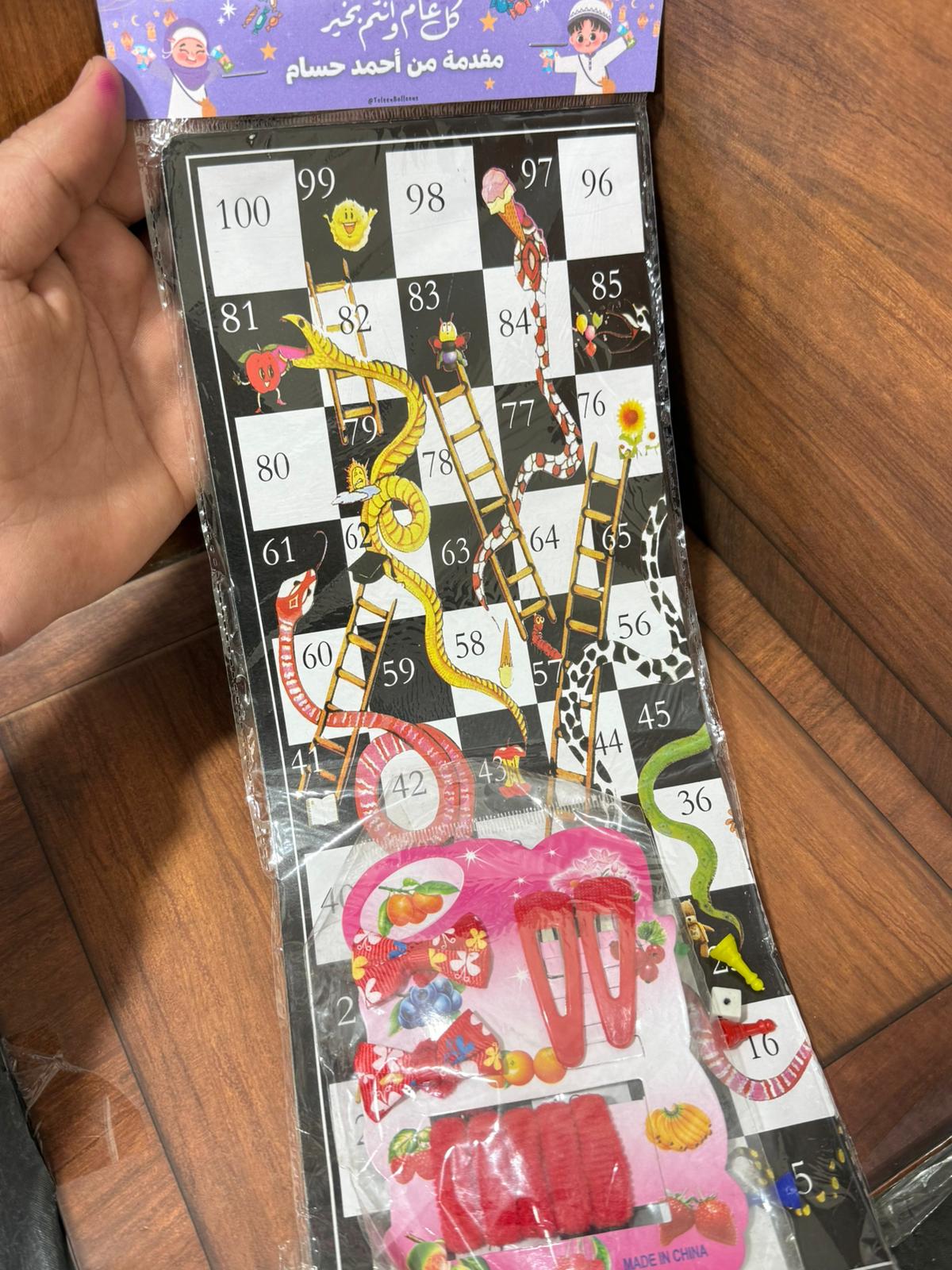 لعبة سلم والافعى مع ربطة شعر مغلفة