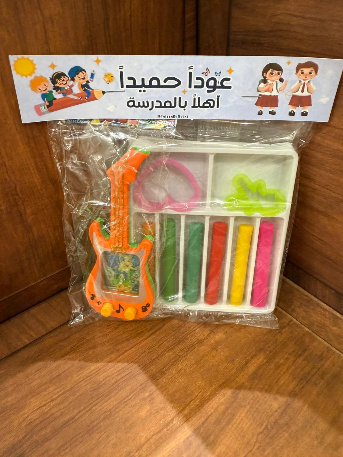 معجونة مع لعبة الجيتار مغلفة لعودة لمدارس