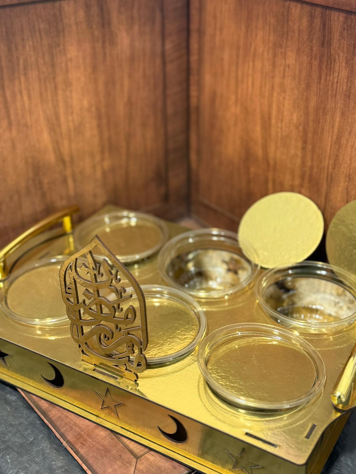 مضيفة رمضان خشبية بلون الذهبي مع 6 علب
