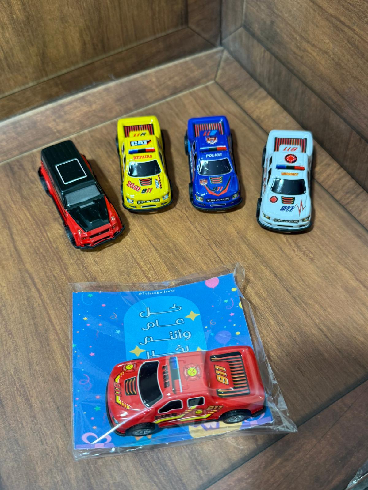 لعبة سيارة معدن مع بطاقة للعيد مع تغليف