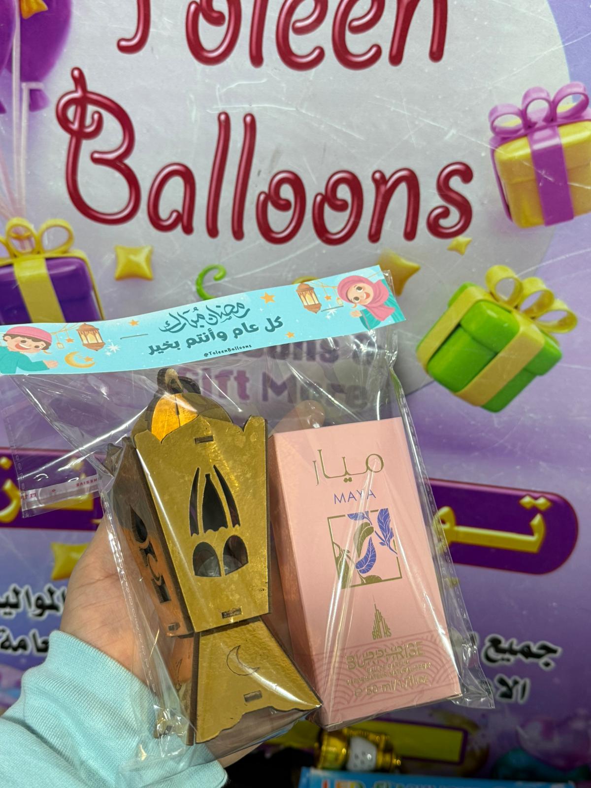 فانوس خشب مضيء مع علبة عطر نسائي مع تغليف