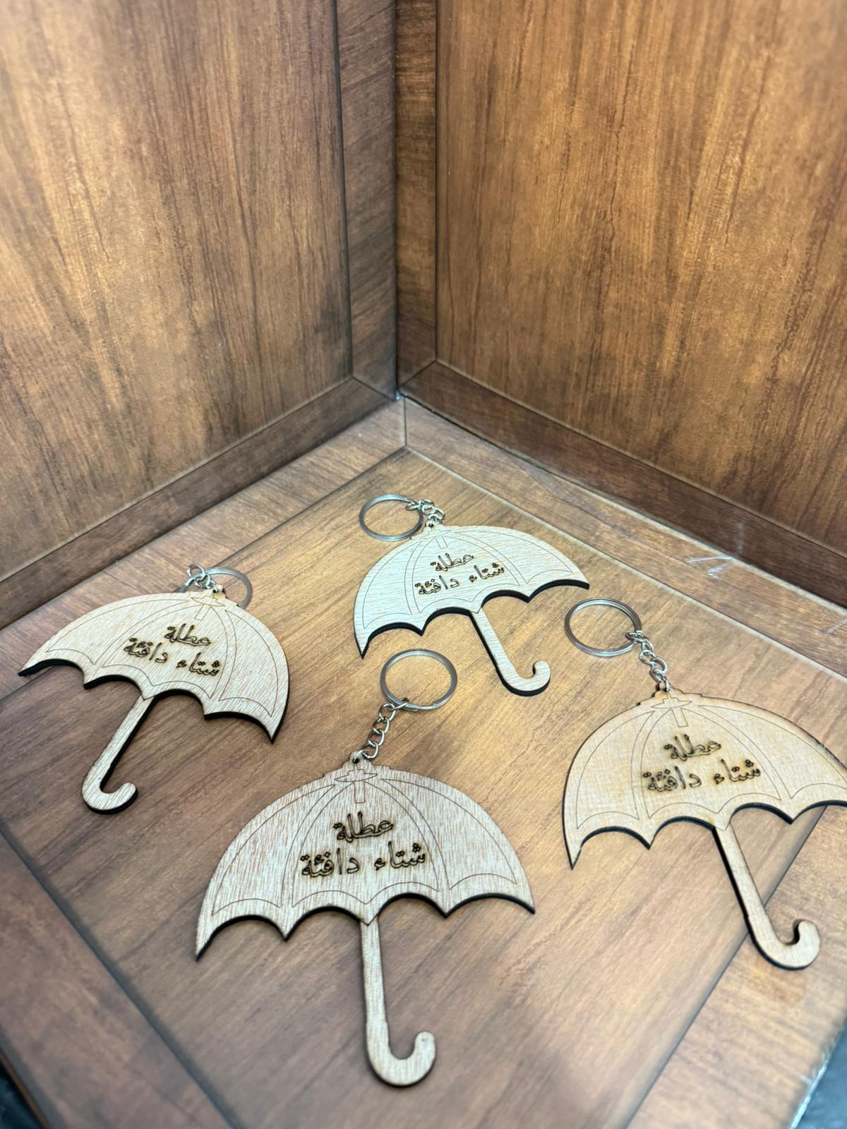 مدالية خشب شكل شمسية لعطلة الشتاء