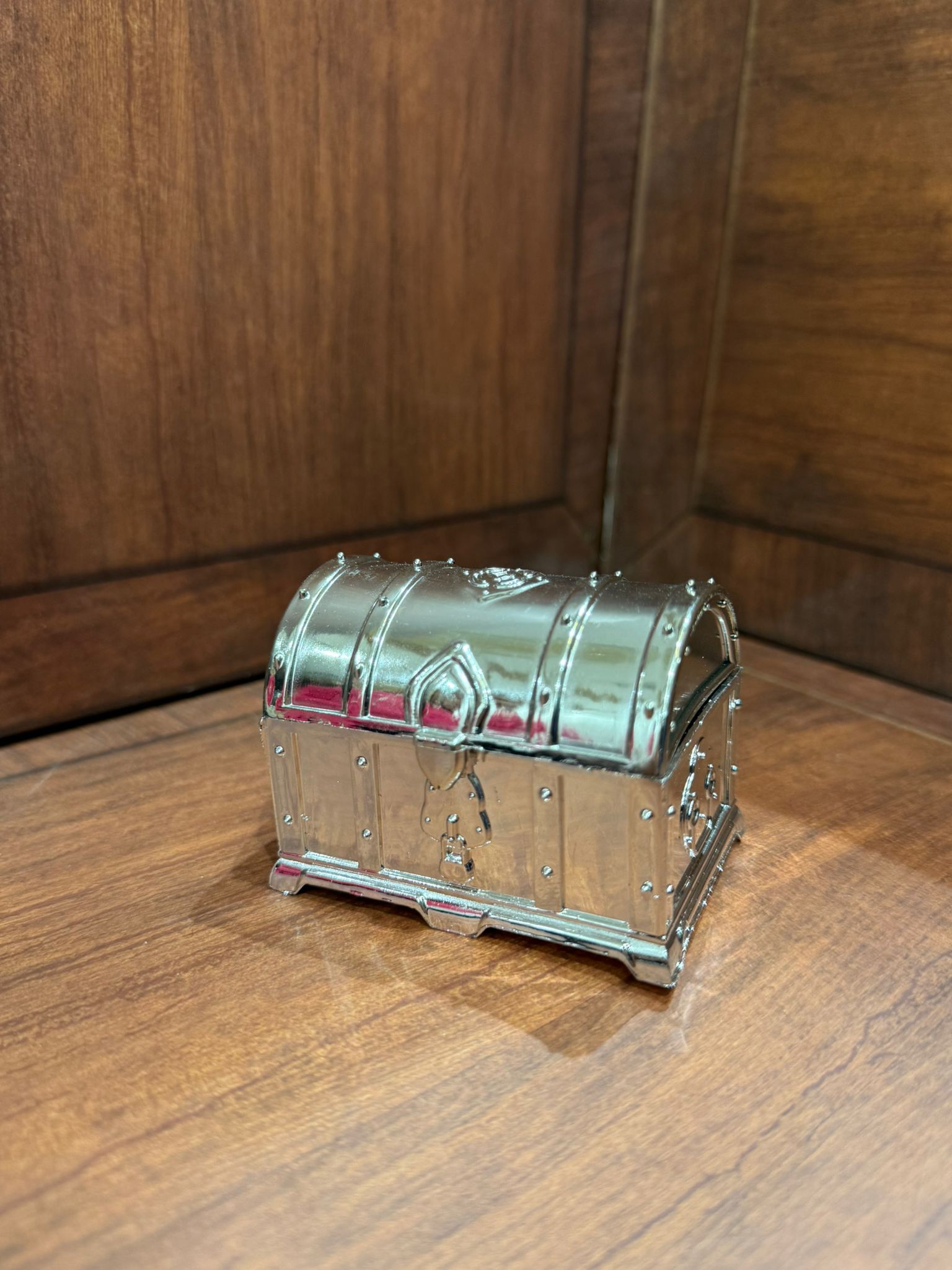 توزيعات صندوق بلاستك ذهبي و فضي (كل 12 توزيعة )