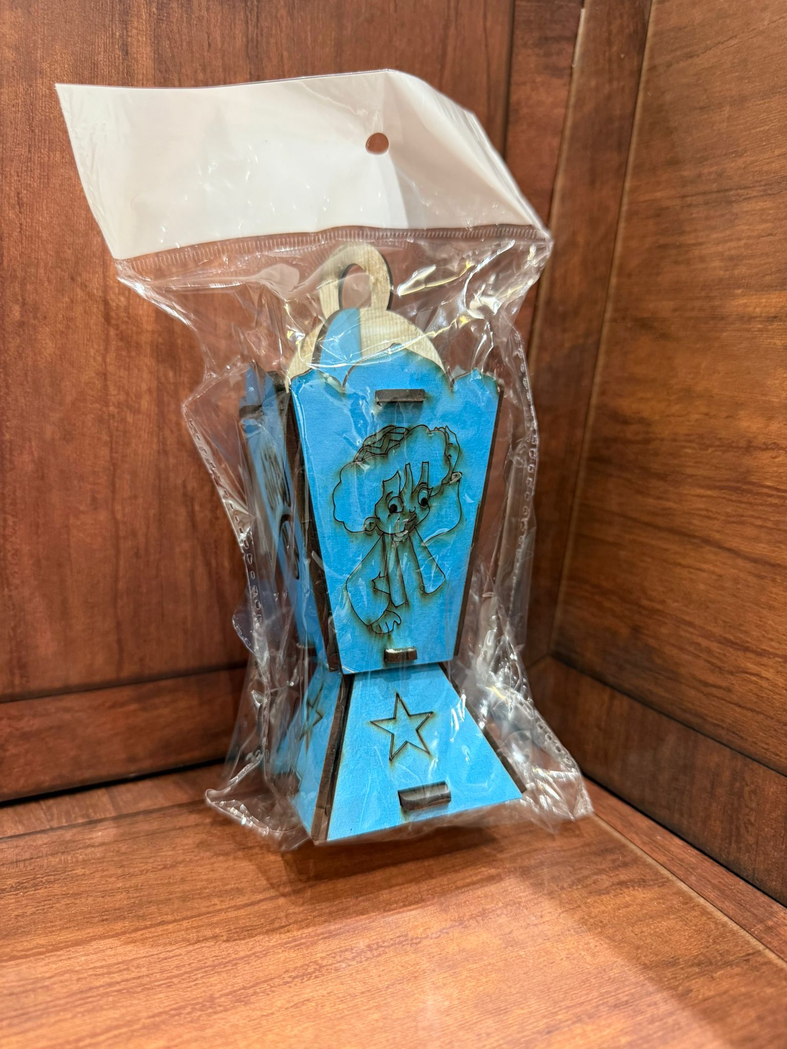 فانوس خشب حجم وسط مضيء