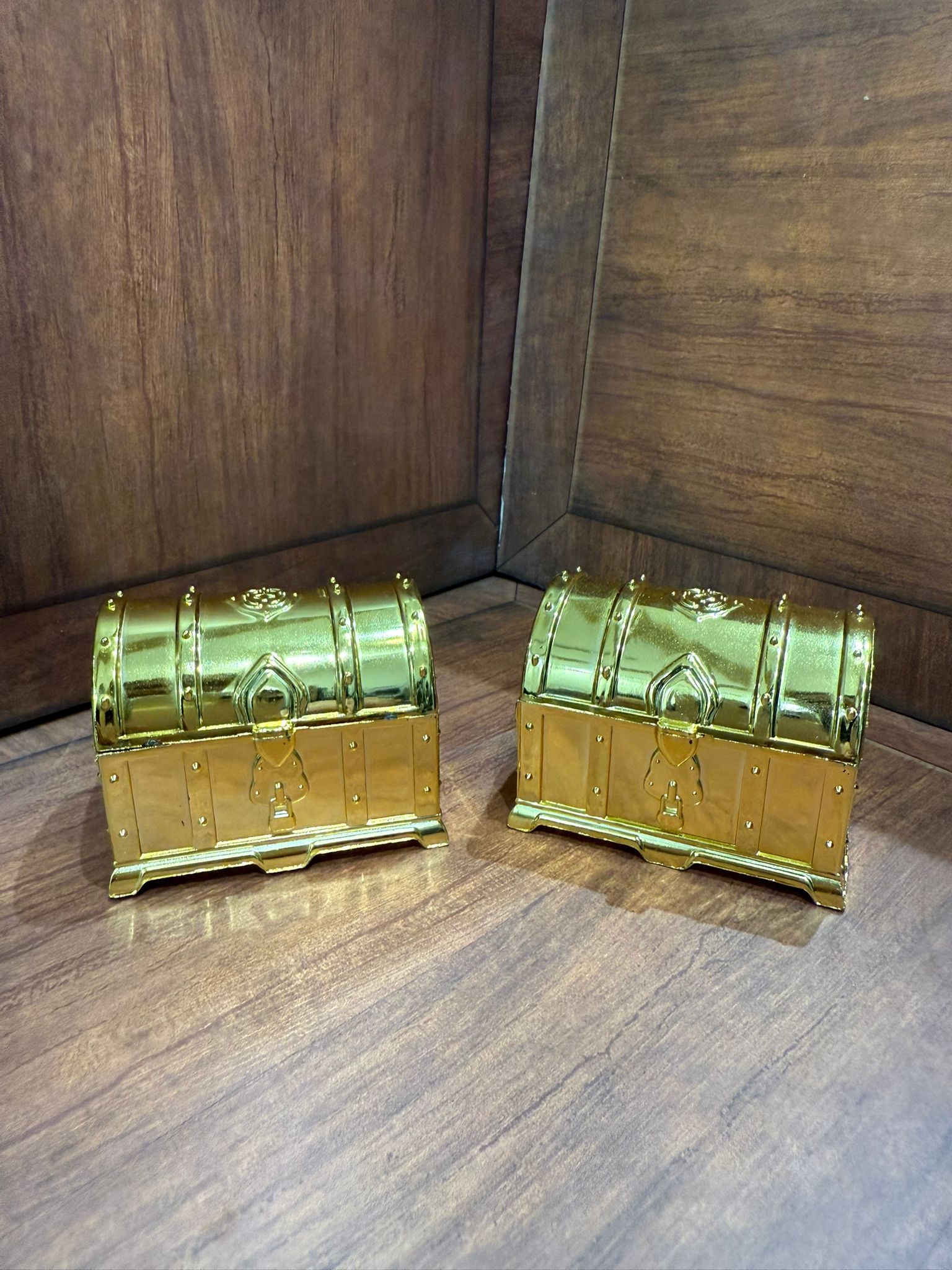 توزيعات صندوق بلاستك ذهبي و فضي (كل 12 توزيعة )