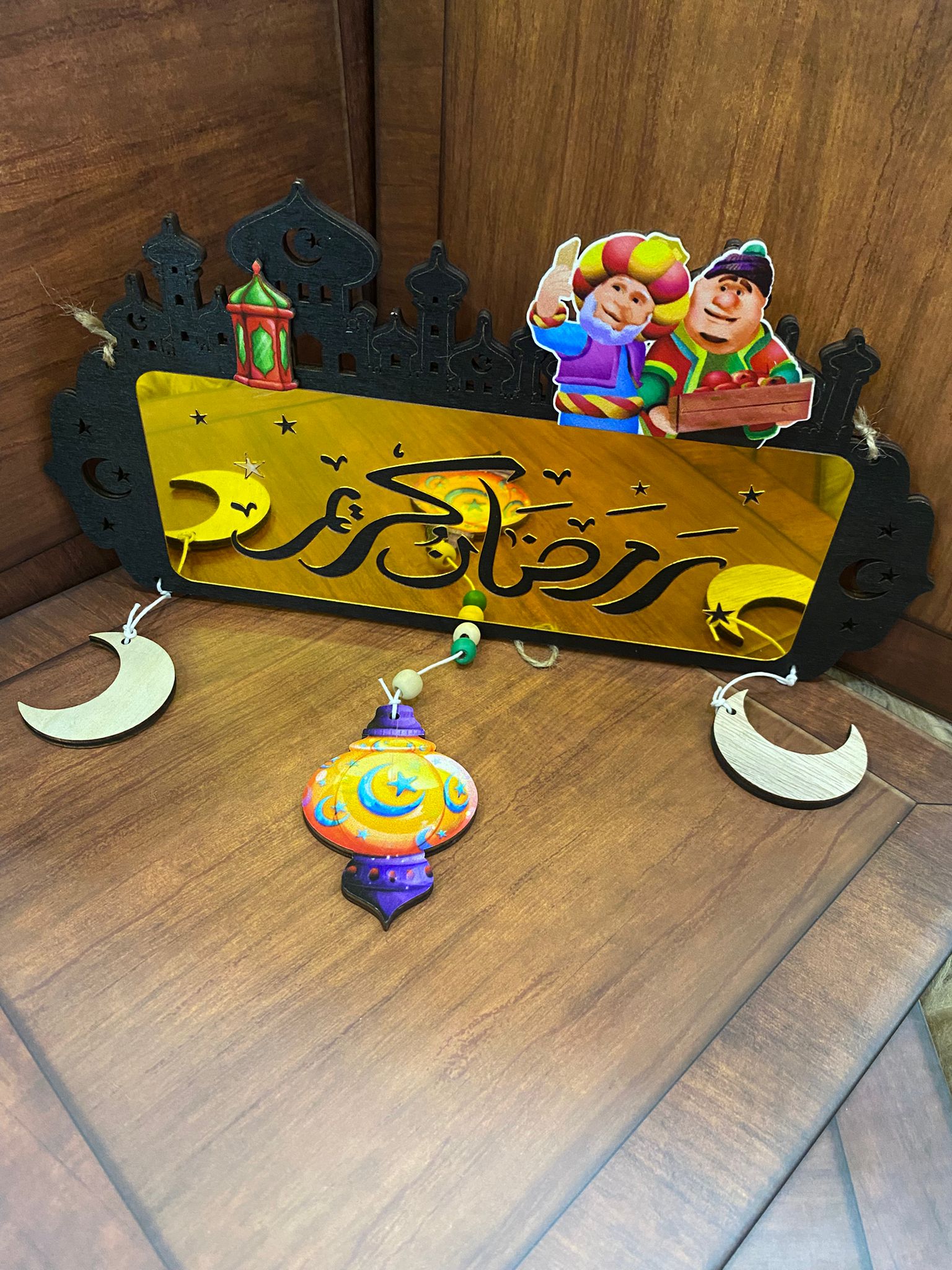 تعليقة خشبية الفنانيس