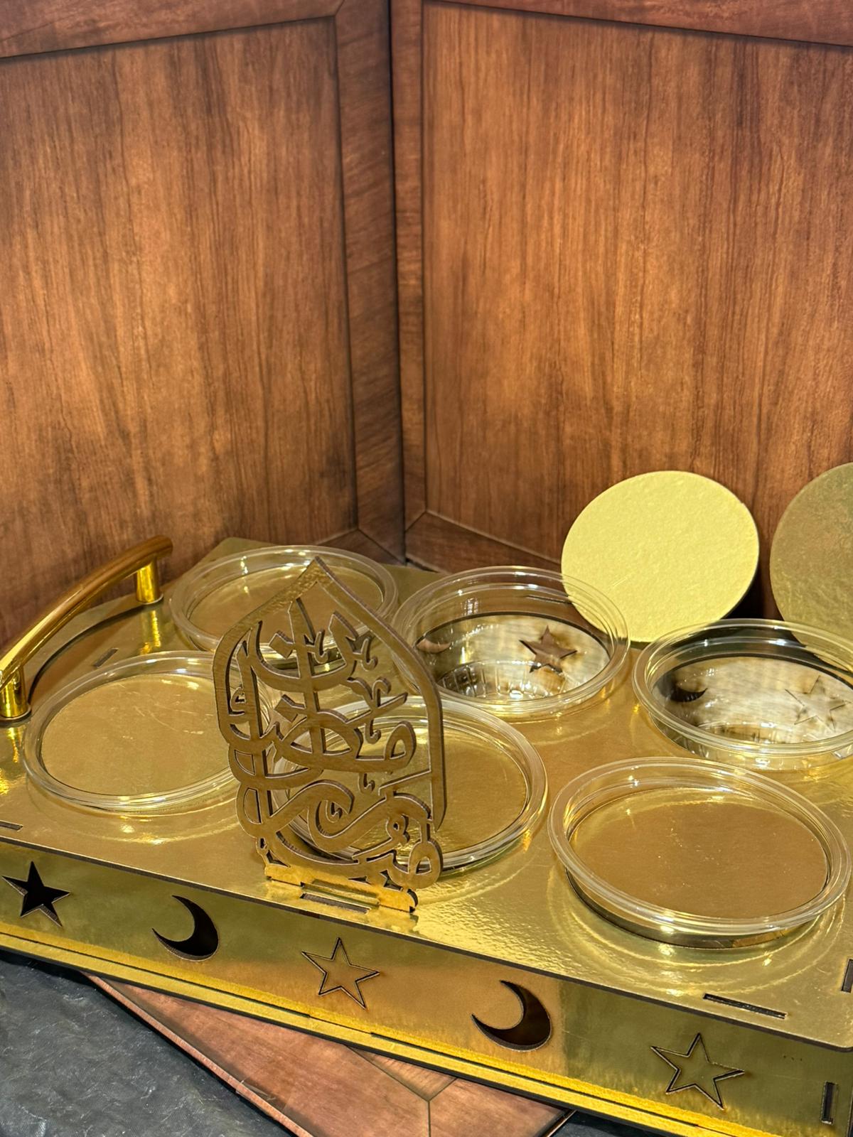 مضيفة رمضان خشبية بلون الذهبي مع 6 علب