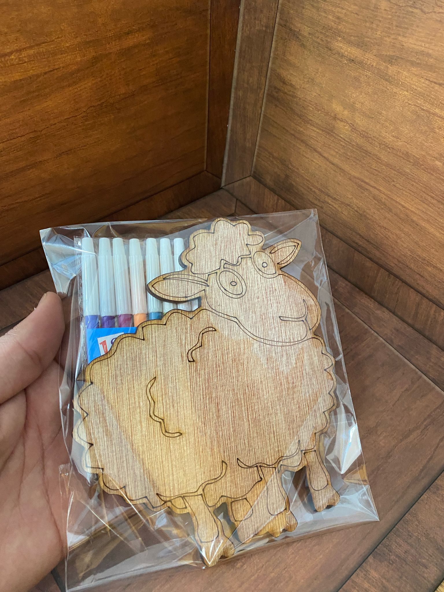 خشبة تلاوين شكل خاروف مع بكيت اقلام وتغليف حجم كبير