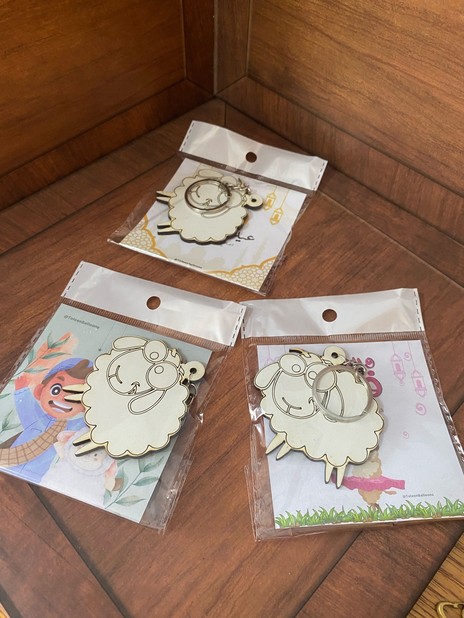 مدالية خشبية مع بطاقة للعيد وتغليف