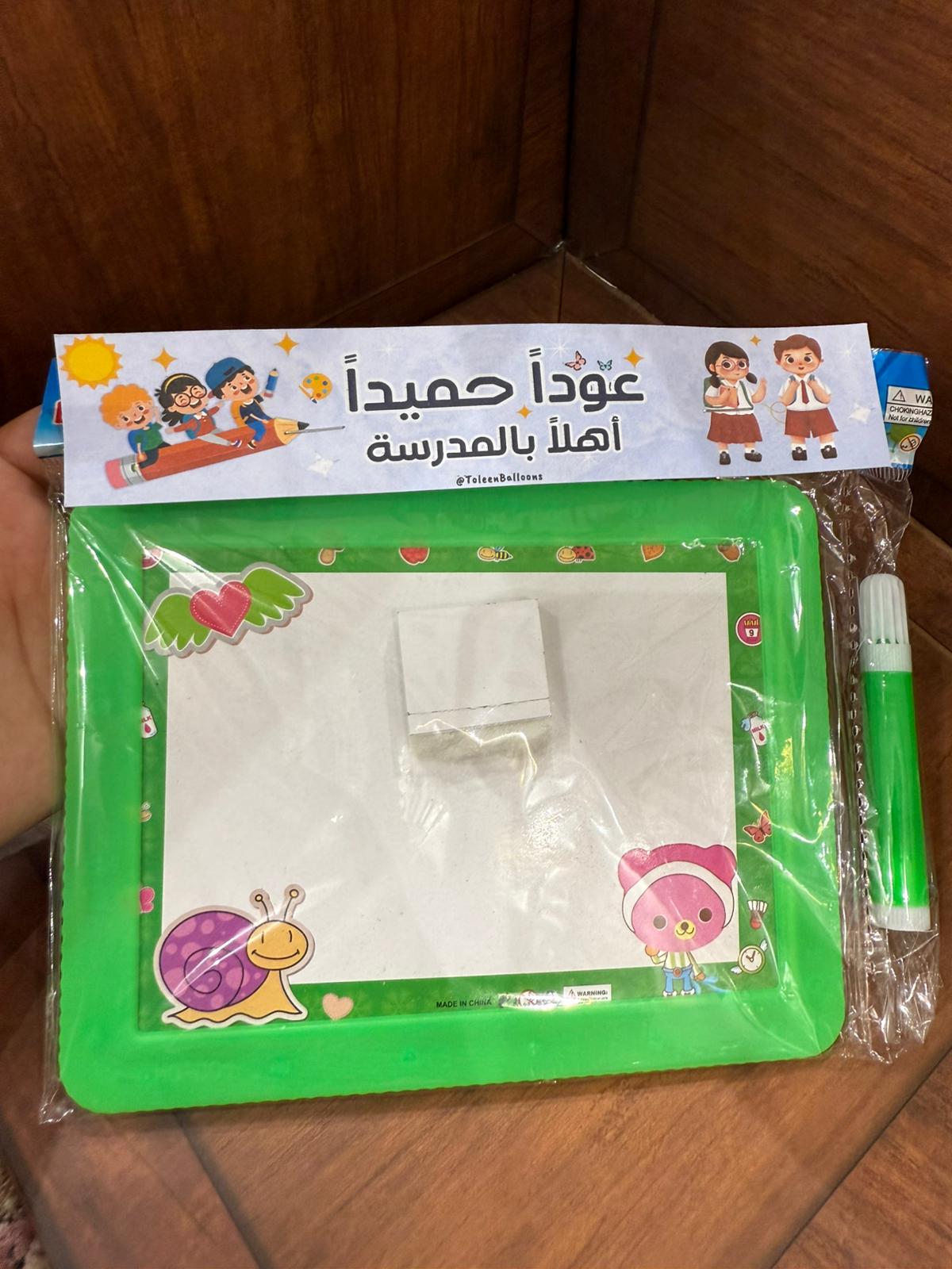 لوح مع اقلام مع تغليف