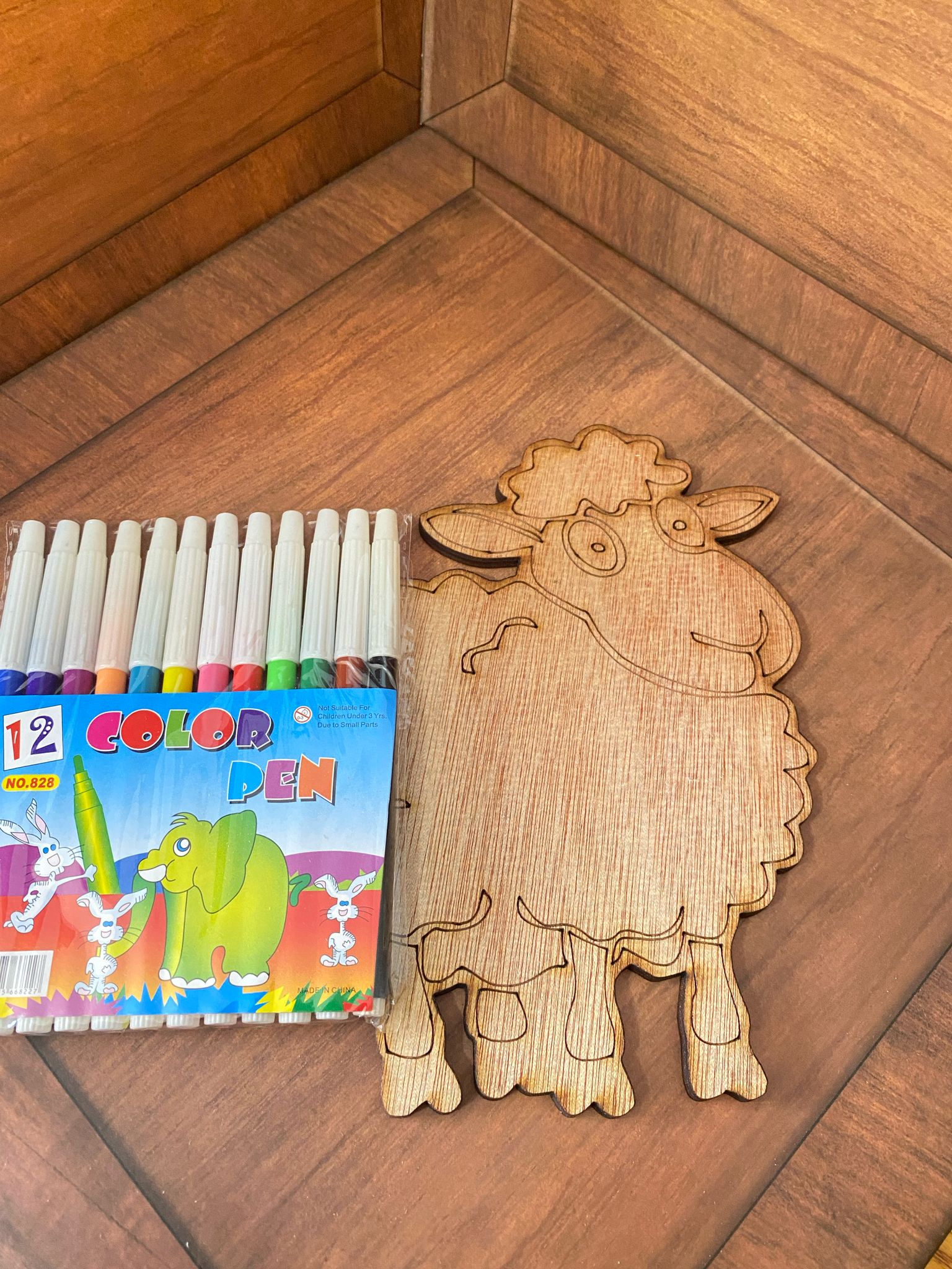 خشبة تلاوين شكل خاروف مع بكيت اقلام وتغليف حجم صغير